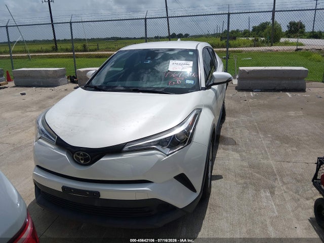 JTNKHMBX0K1060016 Toyota C-HR LE