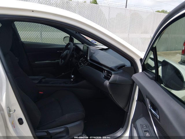 JTNKHMBX0K1060016 Toyota C-HR LE