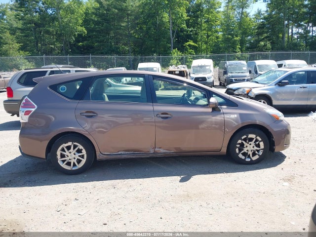 JTDZN3EU7GJ044569 Toyota Prius V Four