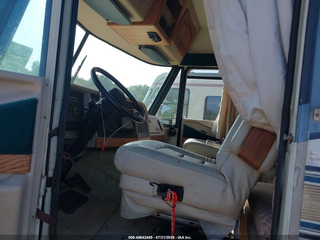 45642489 :رقم المزاد ، 1GBKP37N8M3313247 vin ، 1992 Chevrolet P30 مزاد بيع