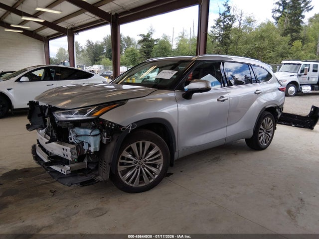 Toyota Highlander Platinum 2023 5TDKDRBH0PS014637 Image 2