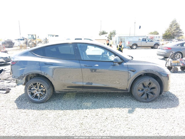 2024 Tesla Model Y Long Range Dual Motor All-wheel Drive მანქანა იყიდება აუქციონზე, vin: 7SAYGDEE8RF194384, აუქციონის ნომერი: 45645118