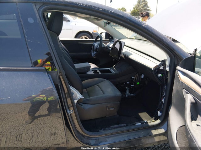 2024 Tesla Model Y Long Range Dual Motor All-wheel Drive მანქანა იყიდება აუქციონზე, vin: 7SAYGDEE8RF194384, აუქციონის ნომერი: 45645118