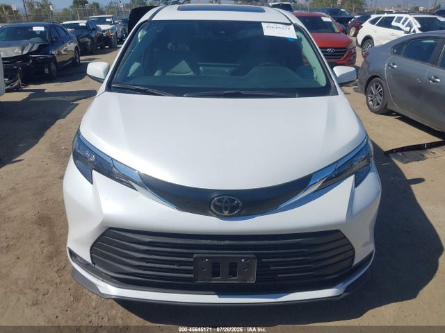 Toyota SIENNA XLE 2026 5TDYSKFC3TS228943 Image 13