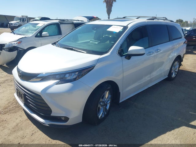 Toyota SIENNA XLE 2026 5TDYSKFC3TS228943 Image 2