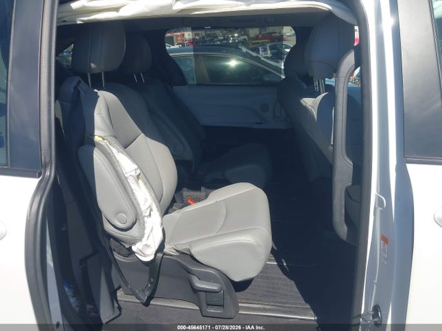 Toyota SIENNA XLE 2026 5TDYSKFC3TS228943 Image 8