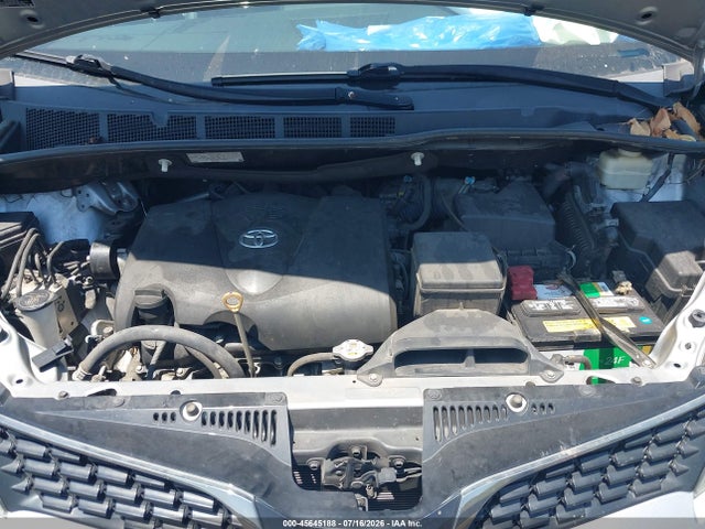 5TDXZ3DCXJS957213 Toyota Sienna Se 8 Passenger
