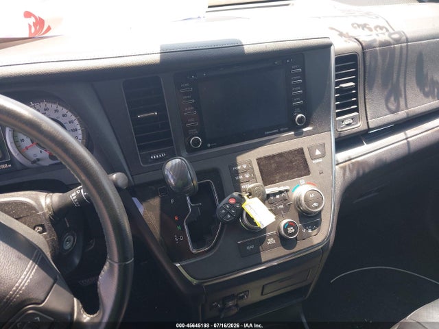 5TDXZ3DCXJS957213 Toyota Sienna Se 8 Passenger