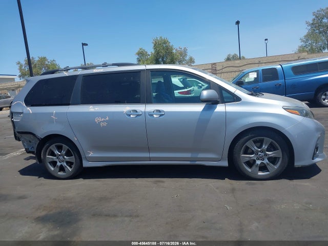 5TDXZ3DCXJS957213 Toyota Sienna Se 8 Passenger