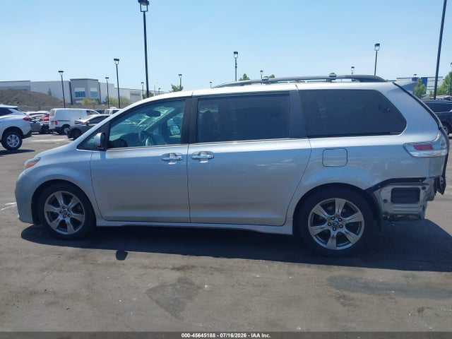 5TDXZ3DCXJS957213 Toyota Sienna Se 8 Passenger