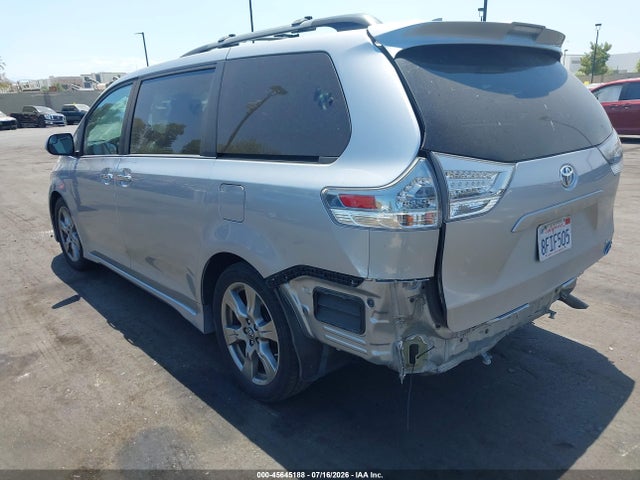 5TDXZ3DCXJS957213 Toyota Sienna Se 8 Passenger
