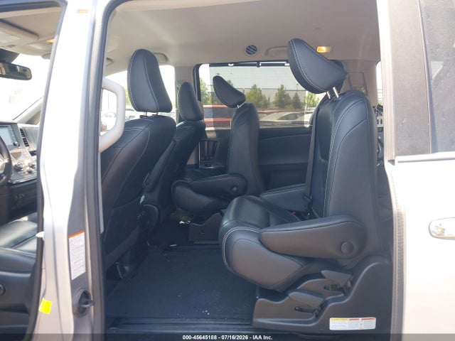 5TDXZ3DCXJS957213 Toyota Sienna Se 8 Passenger