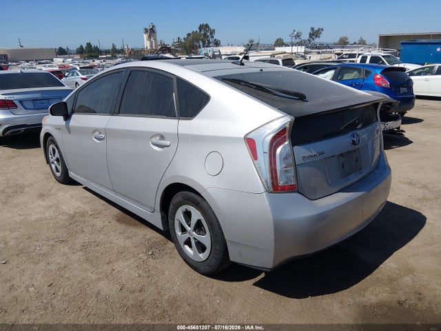 Toyota Prius Three 2014 JTDKN3DU0E0382465 Image 3