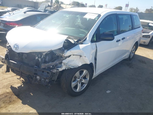 Toyota Sienna L 7 Passenger 2015 5TDZK3DC9FS644299 Image 2