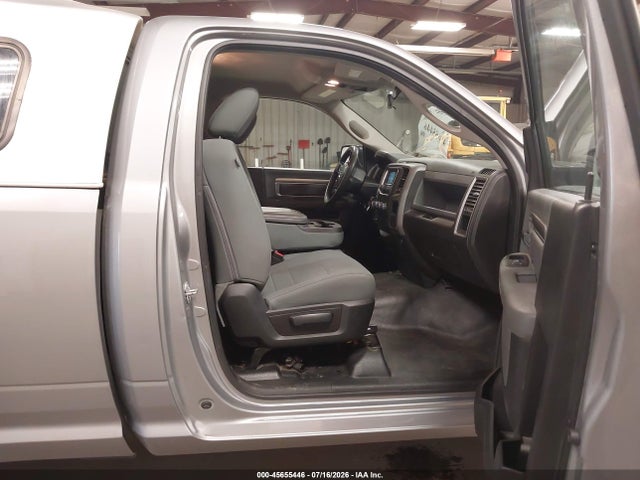 3C6JR7DG2KG569691 RAM 1500 Classic Tradesman 4x4 8&#039; Box
