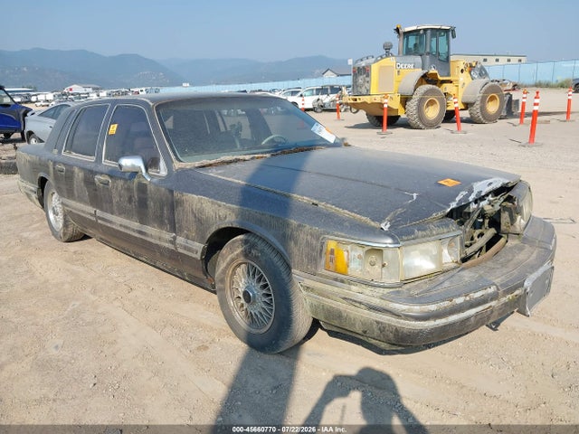 45660770 :رقم المزاد ، 1LNLM81W4NY638727 vin ، 1992 Lincoln Town Car Executive مزاد بيع