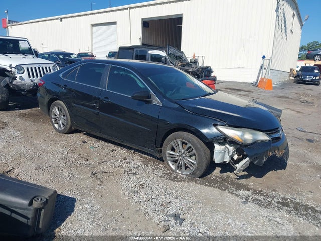 45660841 :رقم المزاد ، 4T1BF1FK8HU645601 vin ، 2017 Toyota Camry Se مزاد بيع