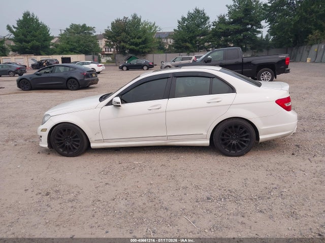 2013 Mercedes-benz C 300 Sport 4matic მანქანა იყიდება აუქციონზე, vin: WDDGF8AB9DA819963, აუქციონის ნომერი: 45661216