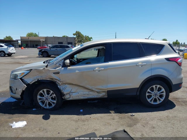 1FMCU0GDXHUC27061 Ford ESCAPE SE