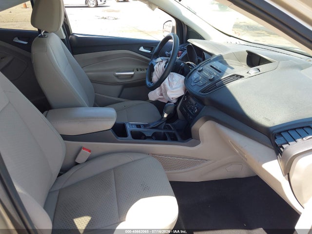 1FMCU0GDXHUC27061 Ford ESCAPE SE