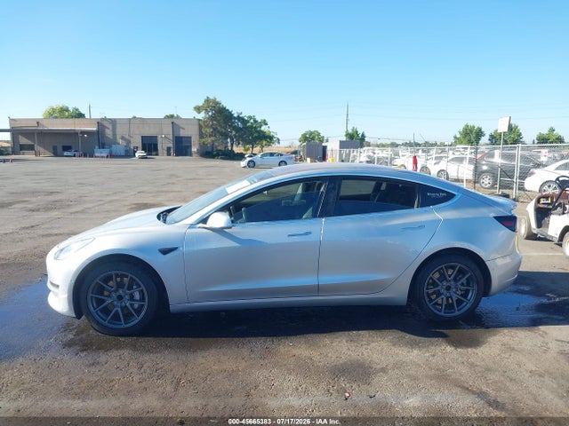 Продажа на аукционе авто 2018 Tesla Model 3 Long Range/mid Range, vin: 5YJ3E1EA7JF011649, номер лота: 45665383