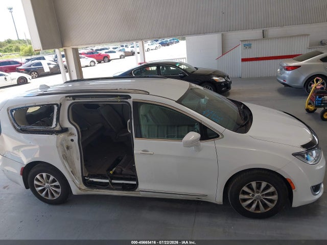 Продаж на аукціоні авто 2018 Chrysler Pacifica Touring L Plus, vin: 2C4RC1EG0JR131236, номер лоту: 45665416
