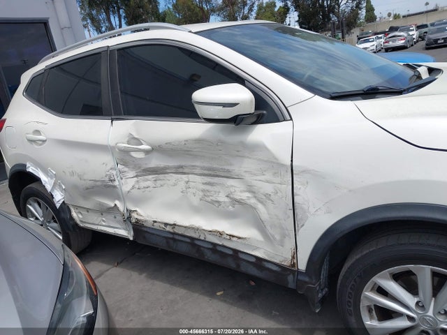 JN1BJ1CP4HW015617 Nissan Rogue Sport Sv