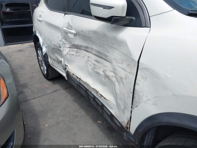 JN1BJ1CP4HW015617 Nissan Rogue Sport Sv