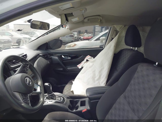 JN1BJ1CP4HW015617 Nissan Rogue Sport Sv