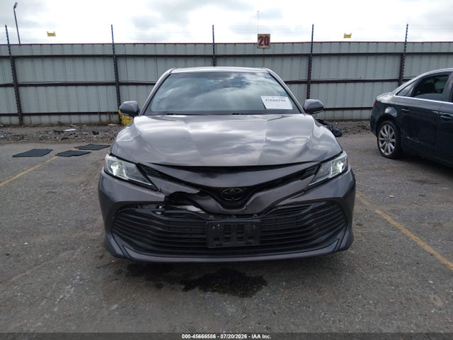 2018 Toyota Camry Le მანქანა იყიდება აუქციონზე, vin: 4T1B11HKXJU143335, აუქციონის ნომერი: 45666586