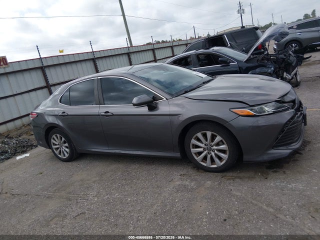 2018 Toyota Camry Le მანქანა იყიდება აუქციონზე, vin: 4T1B11HKXJU143335, აუქციონის ნომერი: 45666586