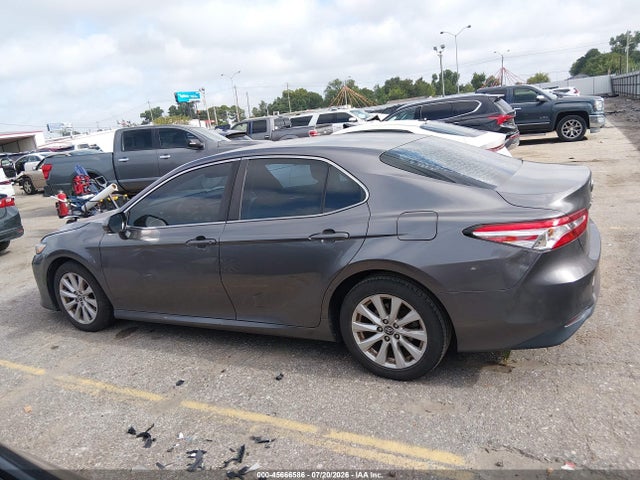 2018 Toyota Camry Le მანქანა იყიდება აუქციონზე, vin: 4T1B11HKXJU143335, აუქციონის ნომერი: 45666586