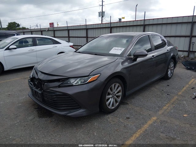 2018 Toyota Camry Le მანქანა იყიდება აუქციონზე, vin: 4T1B11HKXJU143335, აუქციონის ნომერი: 45666586