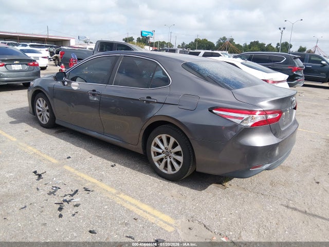 2018 Toyota Camry Le მანქანა იყიდება აუქციონზე, vin: 4T1B11HKXJU143335, აუქციონის ნომერი: 45666586