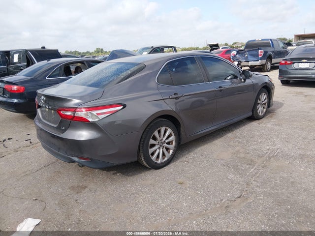 2018 Toyota Camry Le მანქანა იყიდება აუქციონზე, vin: 4T1B11HKXJU143335, აუქციონის ნომერი: 45666586