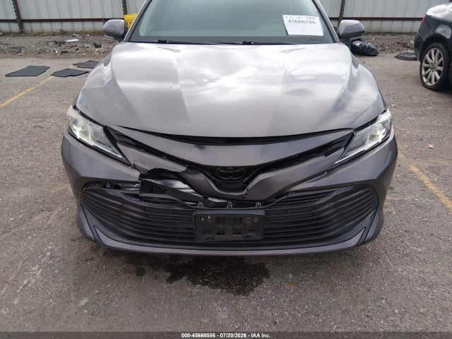 2018 Toyota Camry Le მანქანა იყიდება აუქციონზე, vin: 4T1B11HKXJU143335, აუქციონის ნომერი: 45666586