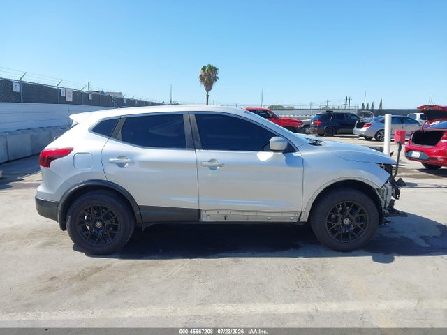JN1BJ1CP2JW107413 Nissan Rogue Sport S