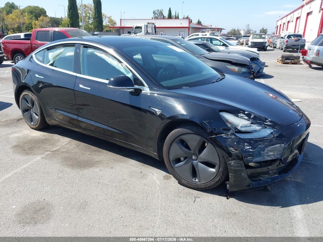 45667394 :رقم المزاد ، 5YJ3E1EA0JF070428 vin ، 2018 Tesla Model 3 Long Range/mid Range مزاد بيع