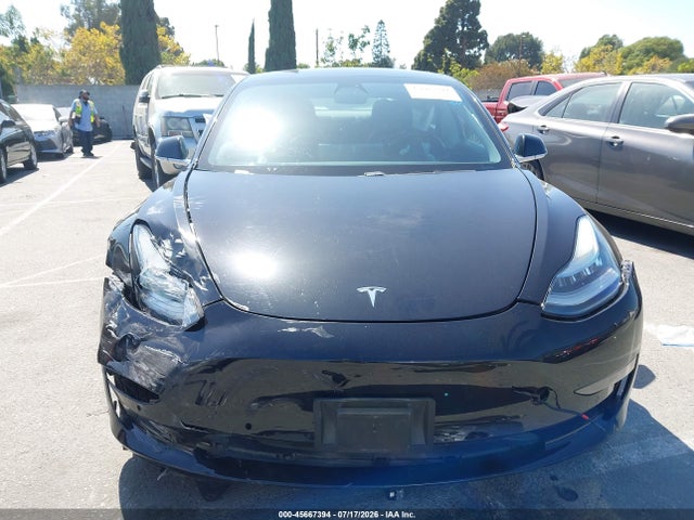 45667394 :رقم المزاد ، 5YJ3E1EA0JF070428 vin ، 2018 Tesla Model 3 Long Range/mid Range مزاد بيع