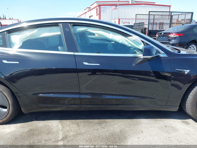 45667394 :رقم المزاد ، 5YJ3E1EA0JF070428 vin ، 2018 Tesla Model 3 Long Range/mid Range مزاد بيع