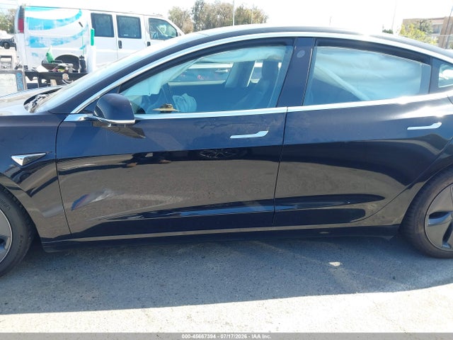 45667394 :رقم المزاد ، 5YJ3E1EA0JF070428 vin ، 2018 Tesla Model 3 Long Range/mid Range مزاد بيع