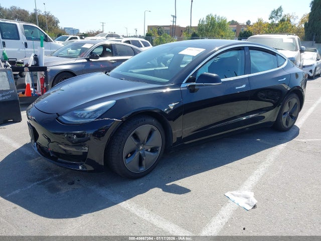 45667394 :رقم المزاد ، 5YJ3E1EA0JF070428 vin ، 2018 Tesla Model 3 Long Range/mid Range مزاد بيع