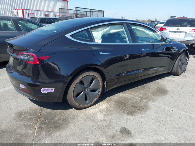 45667394 :رقم المزاد ، 5YJ3E1EA0JF070428 vin ، 2018 Tesla Model 3 Long Range/mid Range مزاد بيع