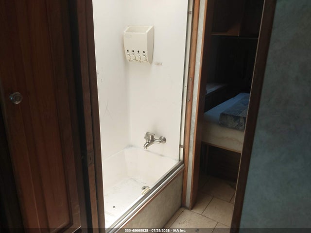2004 Tiffin Motorhomes Inc Allegro Bay მანქანა იყიდება აუქციონზე, vin: 5B4MP67G843380914, აუქციონის ნომერი: 45668038