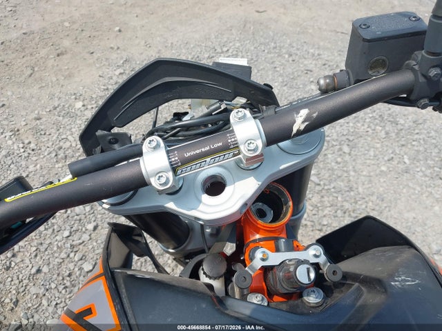 2014 Ktm 690 Duke მანქანა იყიდება აუქციონზე, vin: VBKLDT404EM761318, აუქციონის ნომერი: 45668854