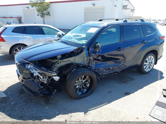 Toyota Highlander Limited 2021 5TDYZRAH5MS080366 Image 2