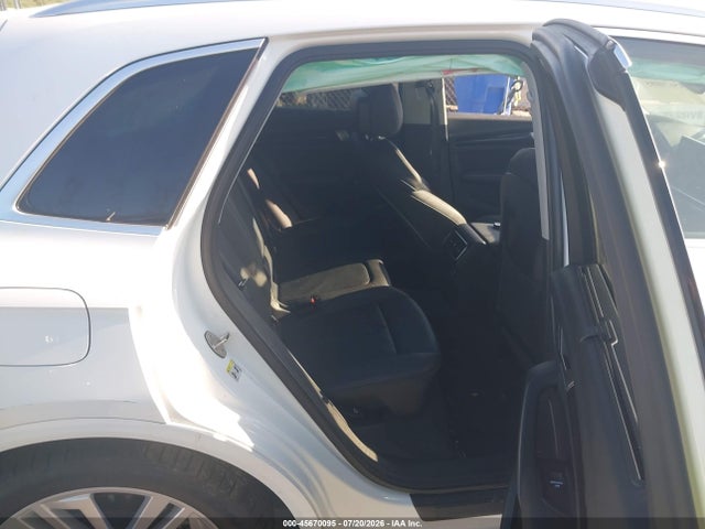 45670095 :رقم المزاد ، WA1CNAFY6J2227663 vin ، 2018 Audi Q5 2.0t Premium/2.0t Tech Premium مزاد بيع