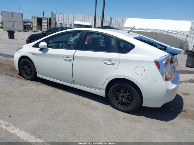 Toyota Prius Two 2015 JTDKN3DU9F0469962 Image 3