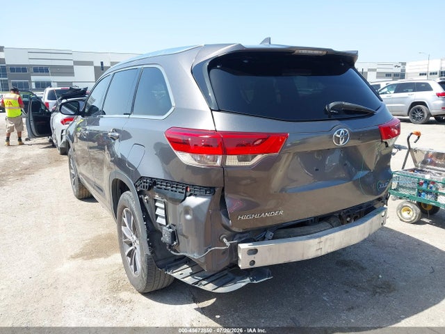 2018 Toyota Highlander Xle მანქანა იყიდება აუქციონზე, vin: 5TDKZRFH4JS529711, აუქციონის ნომერი: 45672850