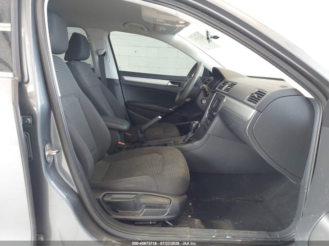 1VWAT7A33GC011335 Volkswagen Passat 1.8t S